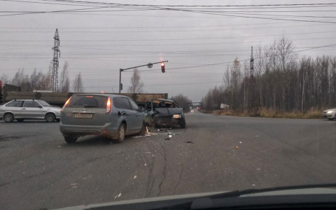 "Водитель прихрамывал": в Ярославле машины разбились в мясо в ДТП
