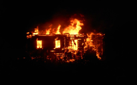 Языки огня вырывались из окон: подробности пожара под Ярославлем