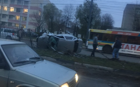 Легковушка снесла забор на Московском и перевернулась: видео
