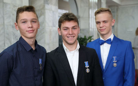 Девочку утащило в водоворот: наградили подростков, спасших ребенка из воды под Ярославлем