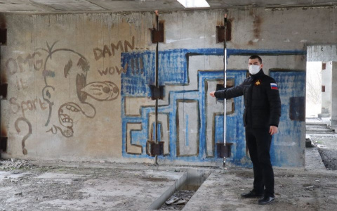 Битое стекло и куски арматуры: где гуляют ярославские школьники