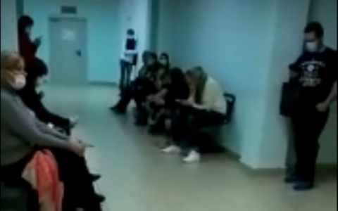 "Передо мной уже 30 человек": на дикие очереди из-за больничных жалуются ярославцы