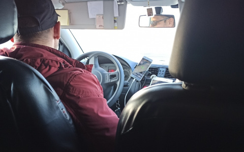 Выкинул из авто: в Брагино пассажир жестоко избил таксиста и угнал его машину