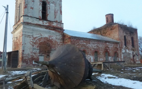 "Тащит на своем горбу": под Ярославлем на священника подали в суд из-за ремонта храма