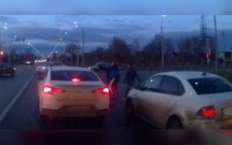 Виновник ДТП жестко избил женщину-водителя в Ярославле: видео