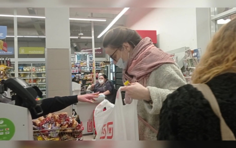 Стариков заперли: как вводят карантин в городах России