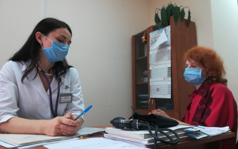 Самый настораживающий симптом ковида назвал врач