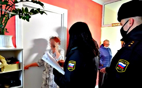 В Ярославле мать с сыном захватили подъезд и построили личный лифт