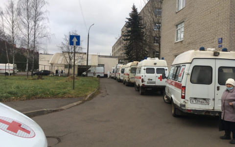 "Ужас, что творится": ярославцы засняли очередь из скорых в ковид-больницу