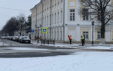 Люди падают и ломают кости: ярославцы жалуются на снежные завалы