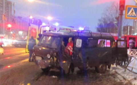 От удара вырвало дверь: в Ярославле в жесткой аварии пострадало три человека