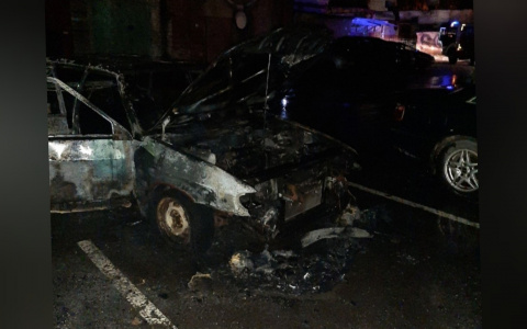 «Это уже 13 раз»: ярославцы напуганы массовыми поджогами авто. Видео