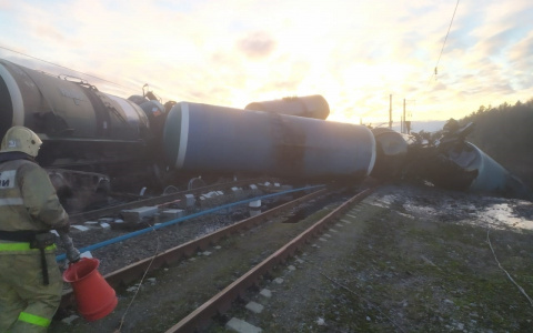 Поезд сошел с рельс и перевернулся: почти 900 тонн мазута везут в Ярославль