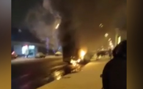 Огнем охвачен весь салон: в центре Ярославля полыхает автобус. Видео