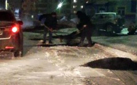 "Нам начальство приказало": асфальт прямо в снег уложили в Брагино