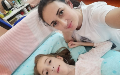 «Дочь может только лежать»: мать рыдает от бессилья, пытаясь выбить коляску для ребенка-инвалида