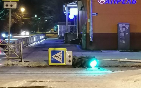 В Ярославле рухнул работающий светофор