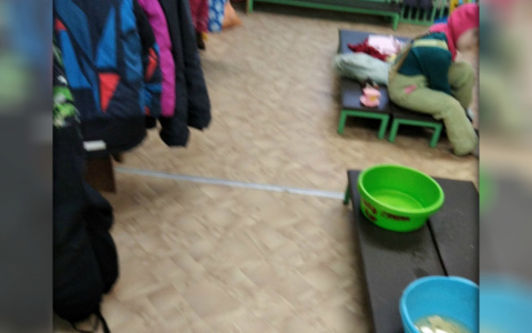 Штукатурка падает на головы детей: показали фото "адского" детсада под Ярославлем