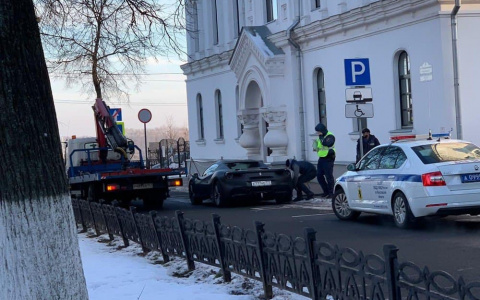 "Феррари" депутата на месте инвалида: самое дорогое авто Ярославля эвакуировали гаишники