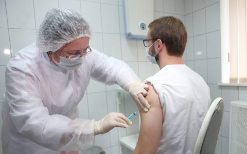 Всего тысяча: партию вакцин от ковида везут в Ярославскую область