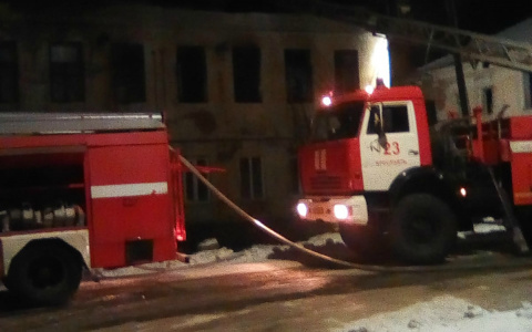 "Выскакивали раздетые": жильцы "военкомата" едва не сгорели заживо под Ярославлем