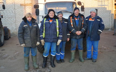 Из воды видно только голову: в Ярославле ребенок провалился под лёд
