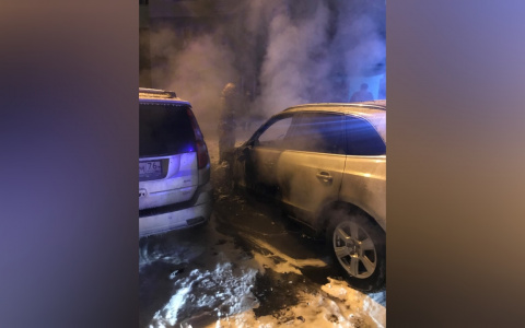 Сгорели дотла: ночью в Ярославле полыхали два авто
