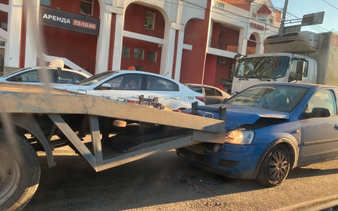 Эвакуатор «скатился» в легковушку: подробности аварии в центре Ярославля