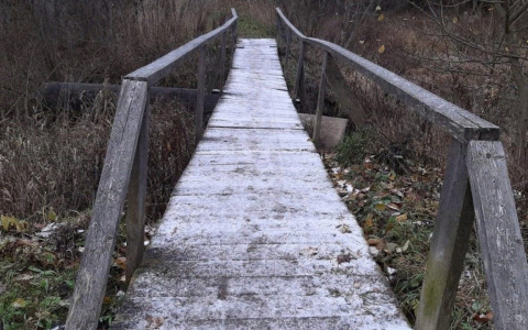 Ходьба по воздуху: в Гаврилов-Яме чиновники отказываются ремонтировать мост для жителей