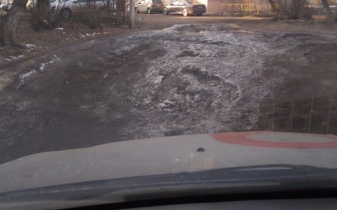 "Застревают даже грузовики": ярославцы возмущены "лунными" кратерами в городе