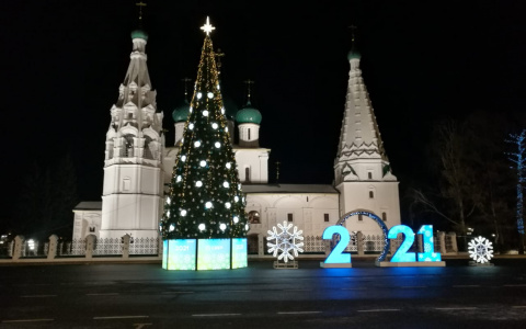 18-метровая елка украсила Советскую площадь в Ярославле
