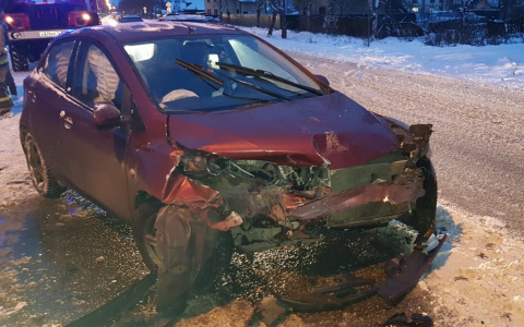 Куски были разбросаны по дороге: в жестком ДТП под Ярославлем пострадал водитель