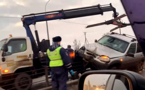Нива с водителем повисла на заборе у моста: кадры с места ДТП в Ярославле