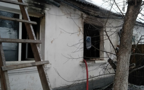 Малыша вытащили через окно: дом многодетного священника сгорел в Ярославле