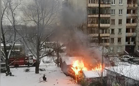 «Рядом электрическая будка»: ярославцев подозревают в поджоге гаражей