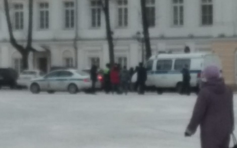 Полиция и толпа у ярославской Облдумы: что случилось