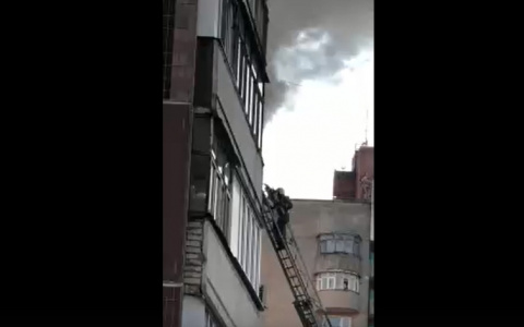 Жителей эвакуировали: в Ярославле загорелся шестиэтажный дом