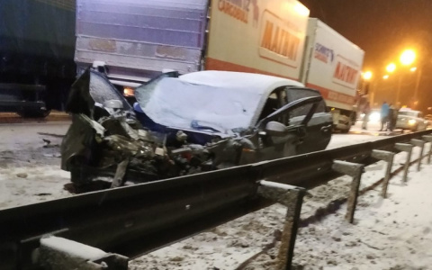 "Она в реанимации" : в ДТП под Ярославлем покалечило женщину и ребёнка