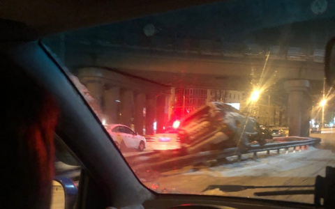 "Так готовы к уборке снега": в Ярославле внедорожник налетел на отбойник