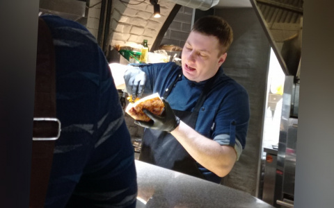 "Главная особенность - мраморное мясо": мастер-класс по кебабу для ярославцев от столичного шеф-повара