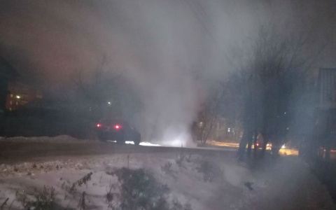 Кипяток заливает людей: под Ярославлем появился фонтан горячей воды