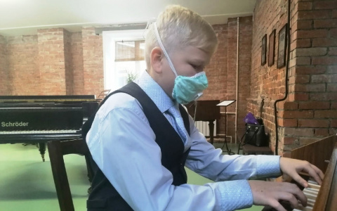 Мечту глухого мальчика, научившегося играть без нот, исполнил мэр Рыбинска