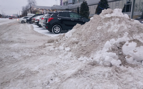 "Забирайте, это ваше": ярославцы требуют, чтобы дорожники вывозили снег