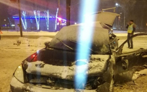 Троих увезли на скорой: под Ярославлем легковушка с детьми влетела под автобус