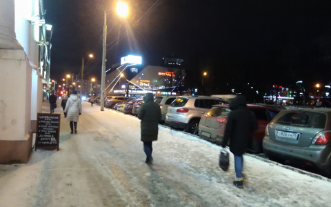«Тут живут люди»: ярославцы бьют тревогу из-за снежной каши под ногами