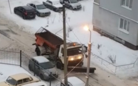«Сами лопатами работайте»: в ярославских дворах забуксовала снегоуборочная машина