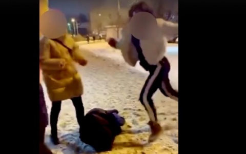 Пинок в лицо: друзья рассказали, чем закончилось избиение девушки в центре Ярославля