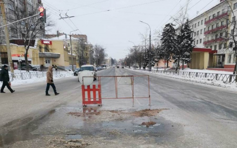 Перекрыли движение: под Ярославлем в центре города на перекрестке прорвался водопровод