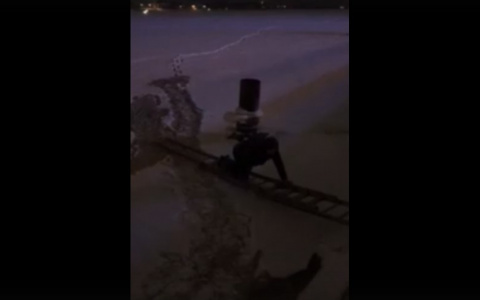 Ярославец провалился под лёд на Волге и сам вызвал себе спасателей. Видео