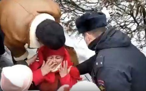 В Ярославле во время беспорядков протестующие уронили в толпу женщину: видео